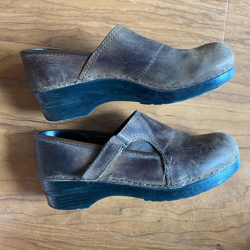 authentic classic brown Dansko‘s